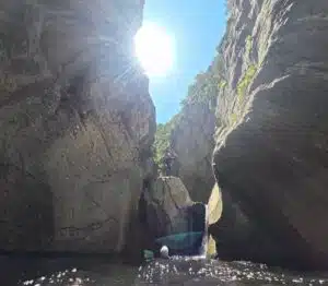 Le canyoning dans les gorges du canyon Llech sur le massif du Canigou avec Aventure Active spécialistes du canyoning dans les Pyrénées Orientales