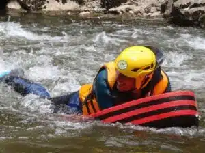 Séance de découverte de la nage en eau vive sur la rivière Aude avec un moniteur de Concept Aventure